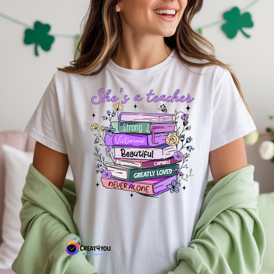 T-Shirt Professora 👩🎓 She's a Teacher – Strong, Beautiful & Loved