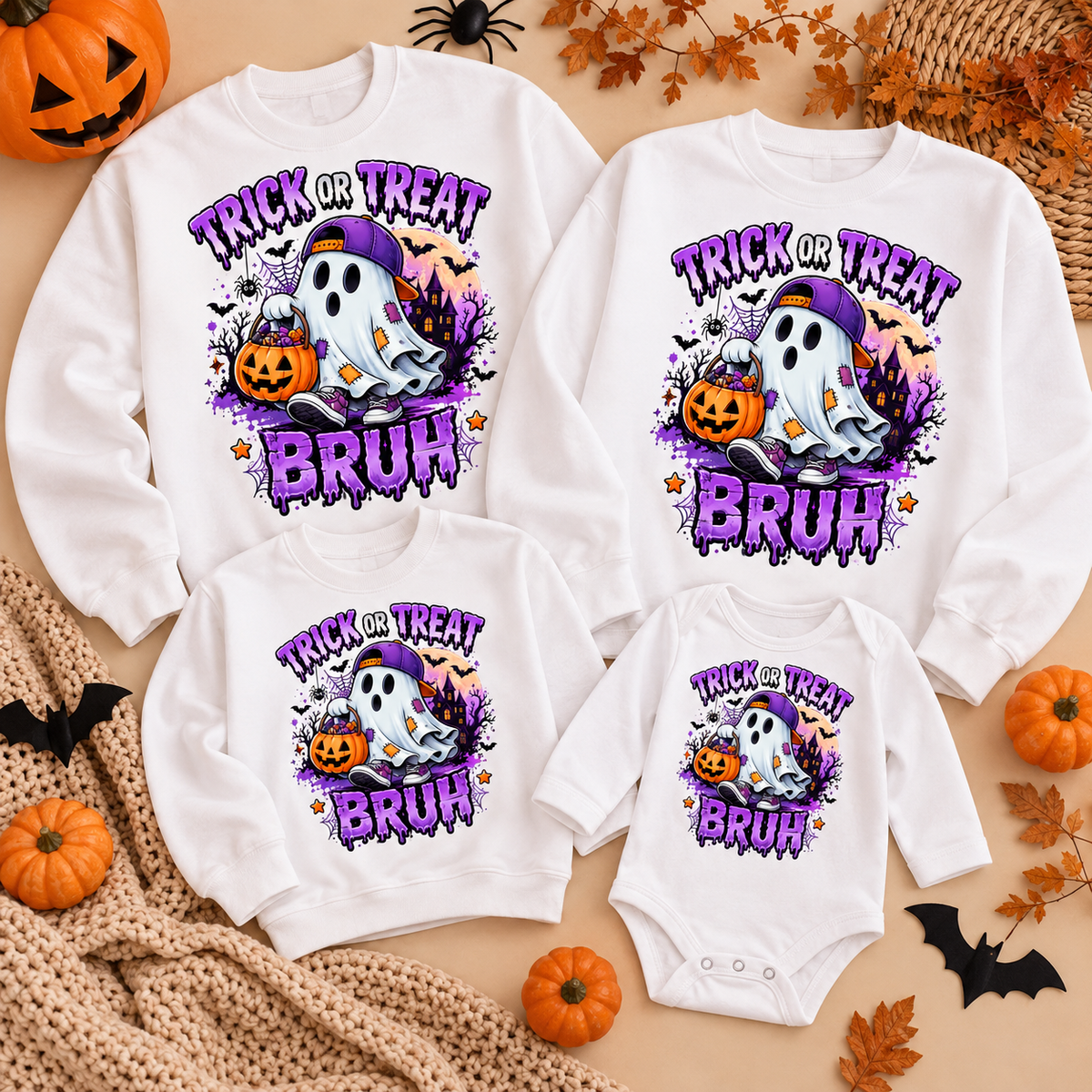 Conjunto de Halloween para a família: duas sweatshirts de adulto, uma de criança e um body de bebé brancos com estampa roxa Trick or Treat Bruh