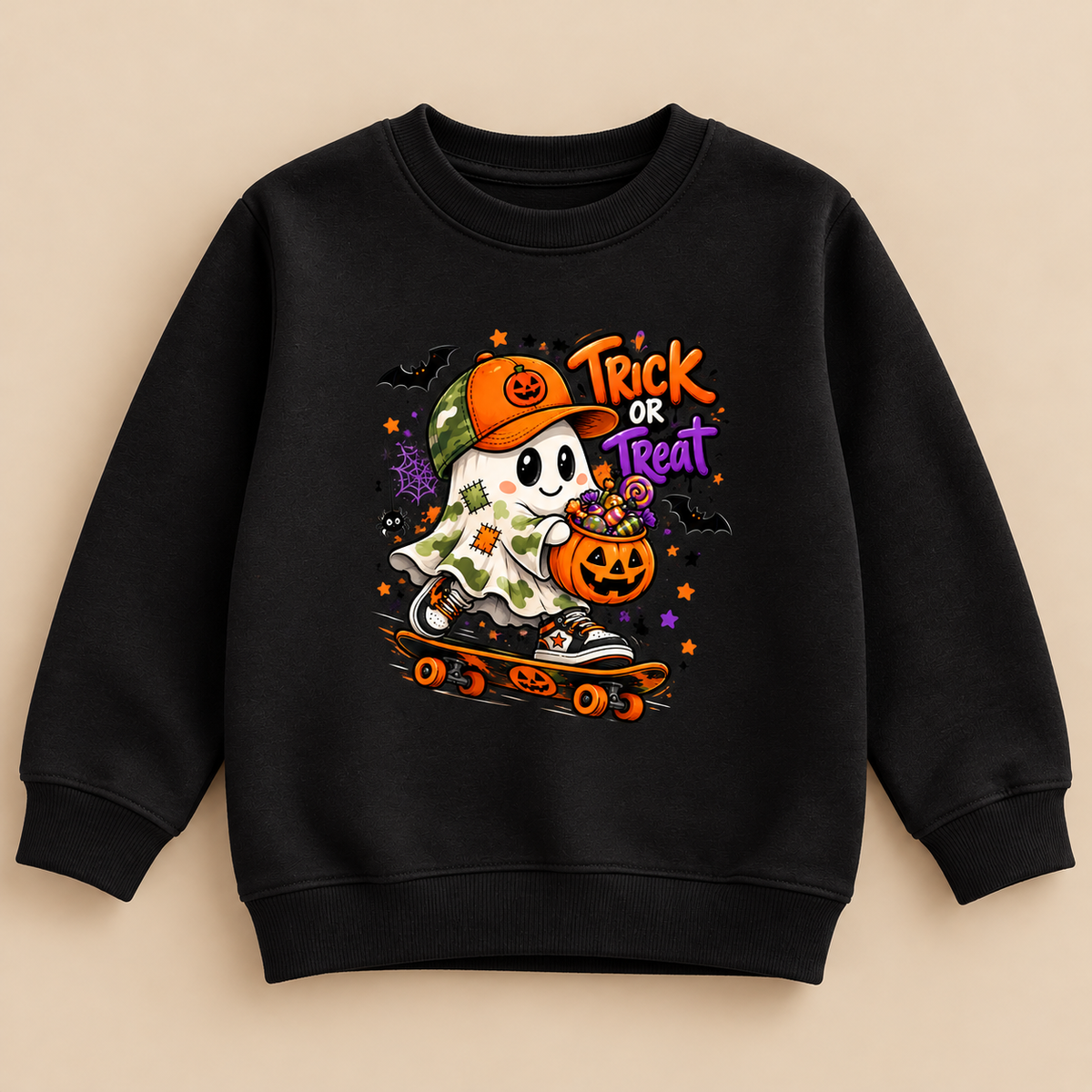 Estampa de Halloween para criança: fantasma skater com abóbora de doces, morcegos e a frase Trick or Treat
