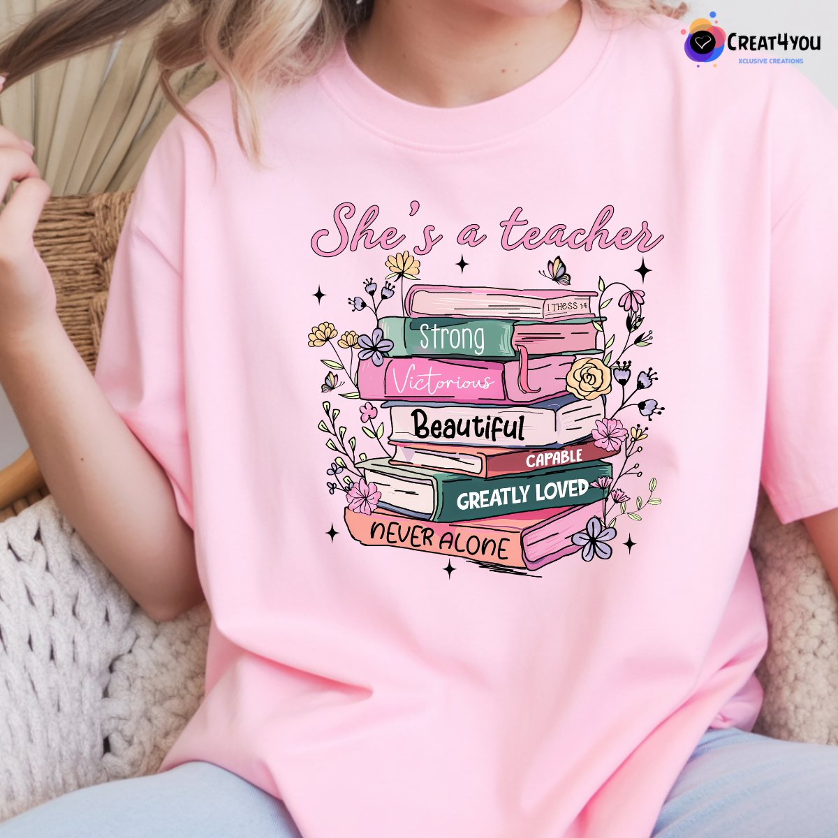 T-Shirt Professora 👩‍🎓 She's a Teacher – Strong, Beautiful & Loved