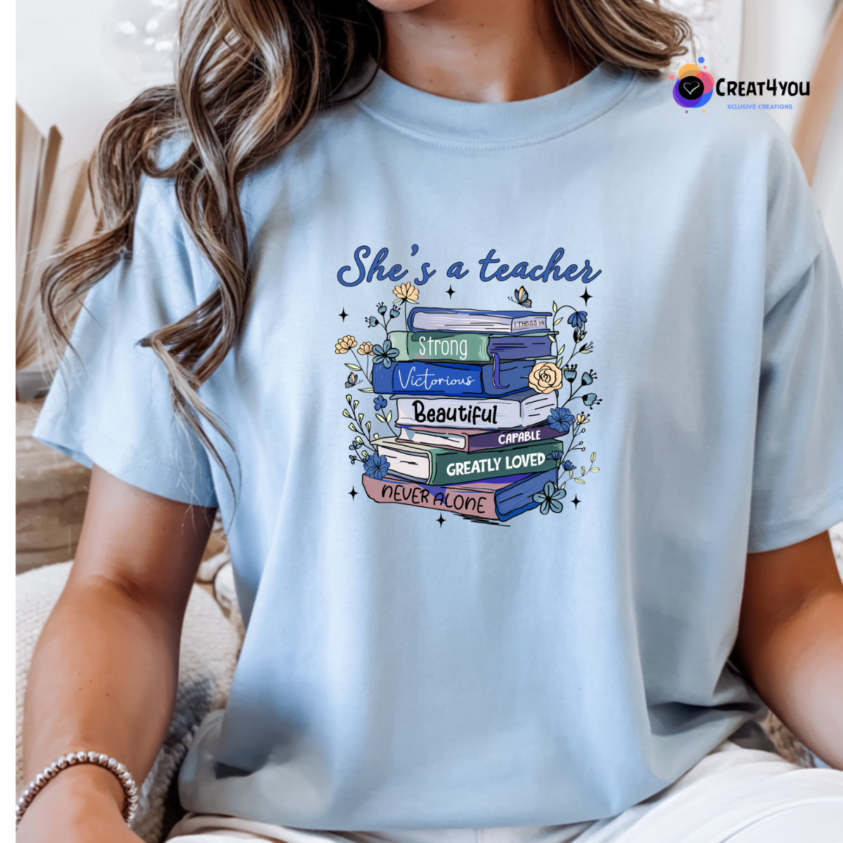 T-Shirt Professora 👩‍🎓 She's a Teacher – Strong, Beautiful & Loved