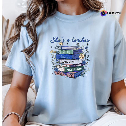 T-Shirt Professora 👩‍🎓 She's a Teacher – Strong, Beautiful & Loved