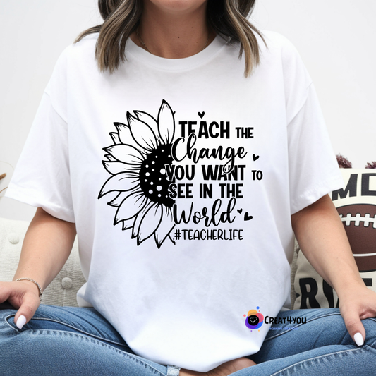T-Shirt Professora 👩‍🎓 Teach the Change – Presente Personalizado