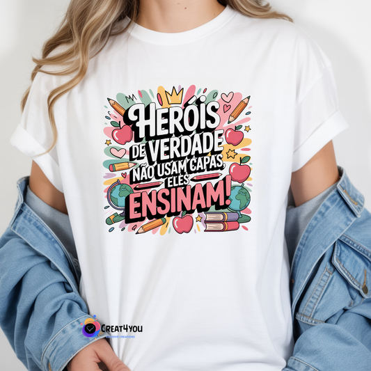 T-Shirt Professor 👩‍🎓 Heróis de Verdade Não Usam Capas – Ensinam!