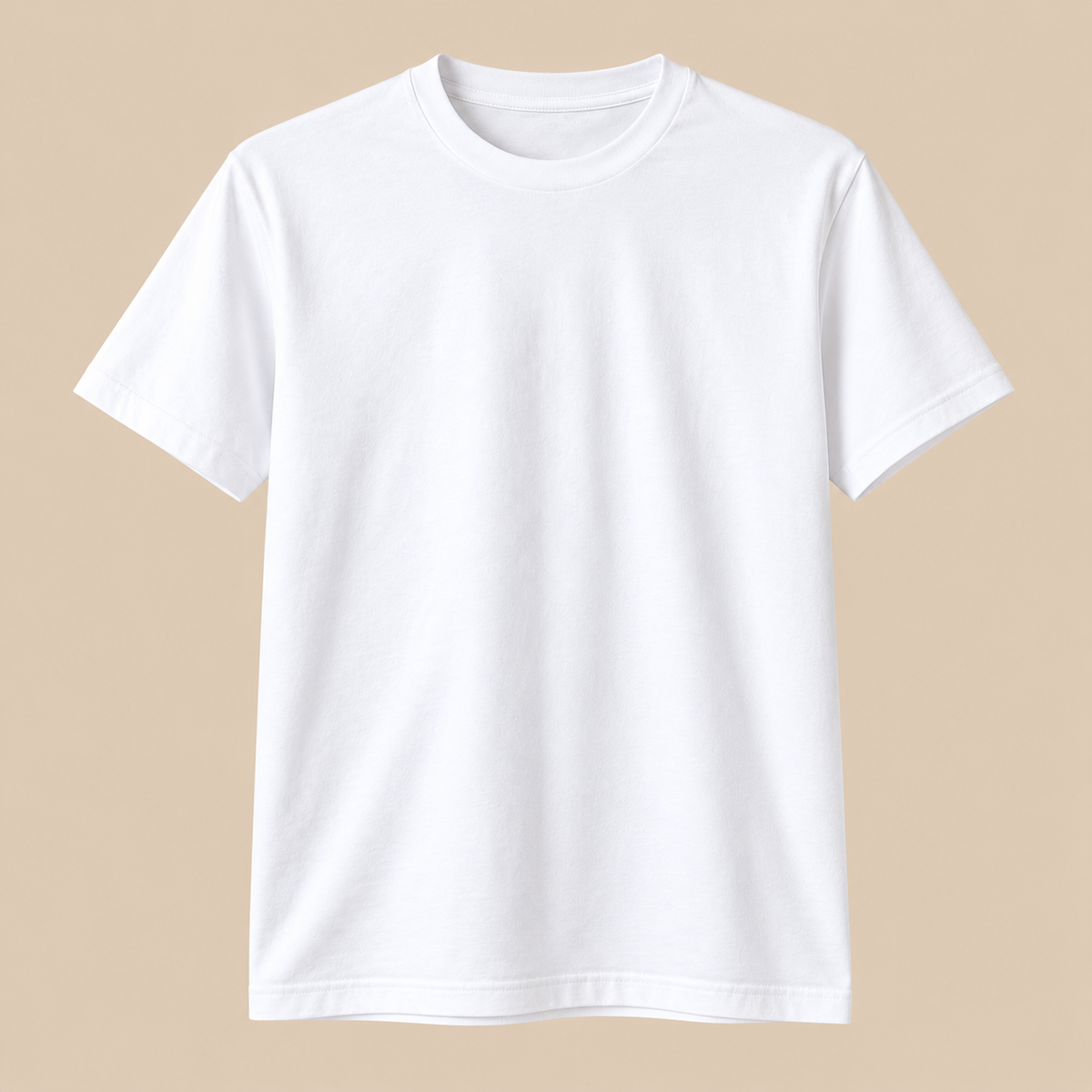 T-shirt branca personalizável em fundo bege — Creat4you
