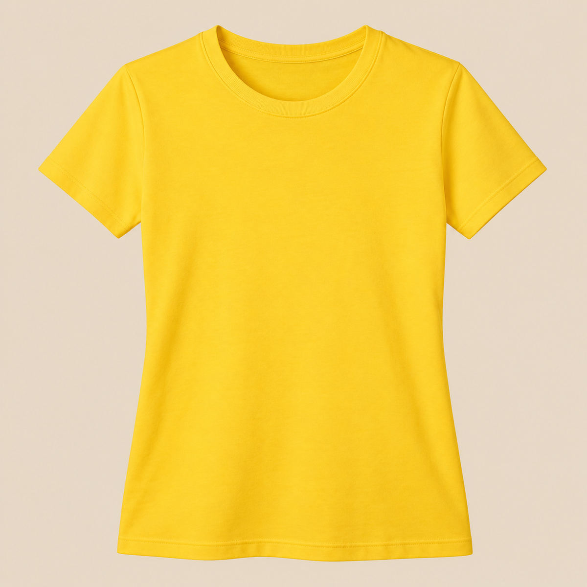 T-shirt amarela personalizável em fundo bege — Creat4you